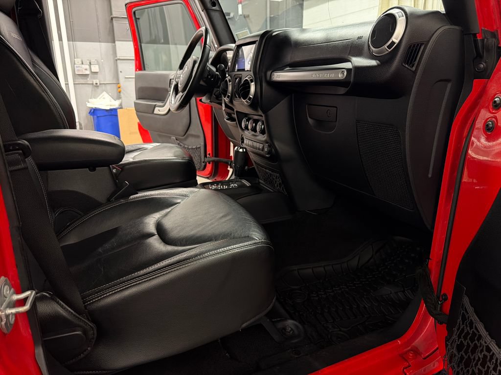Used 2015 Jeep Wrangler Unlimited Rubicon w/ Connectivity Group AWD/4WD image 17