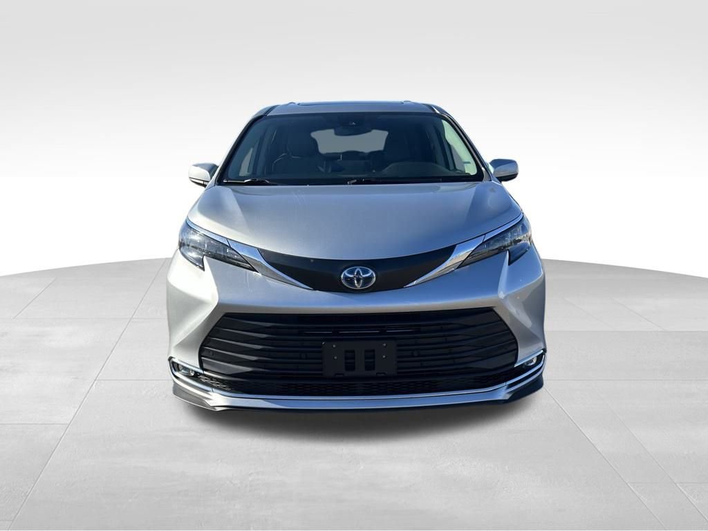 Used 2024 Toyota Sienna XLE image 8