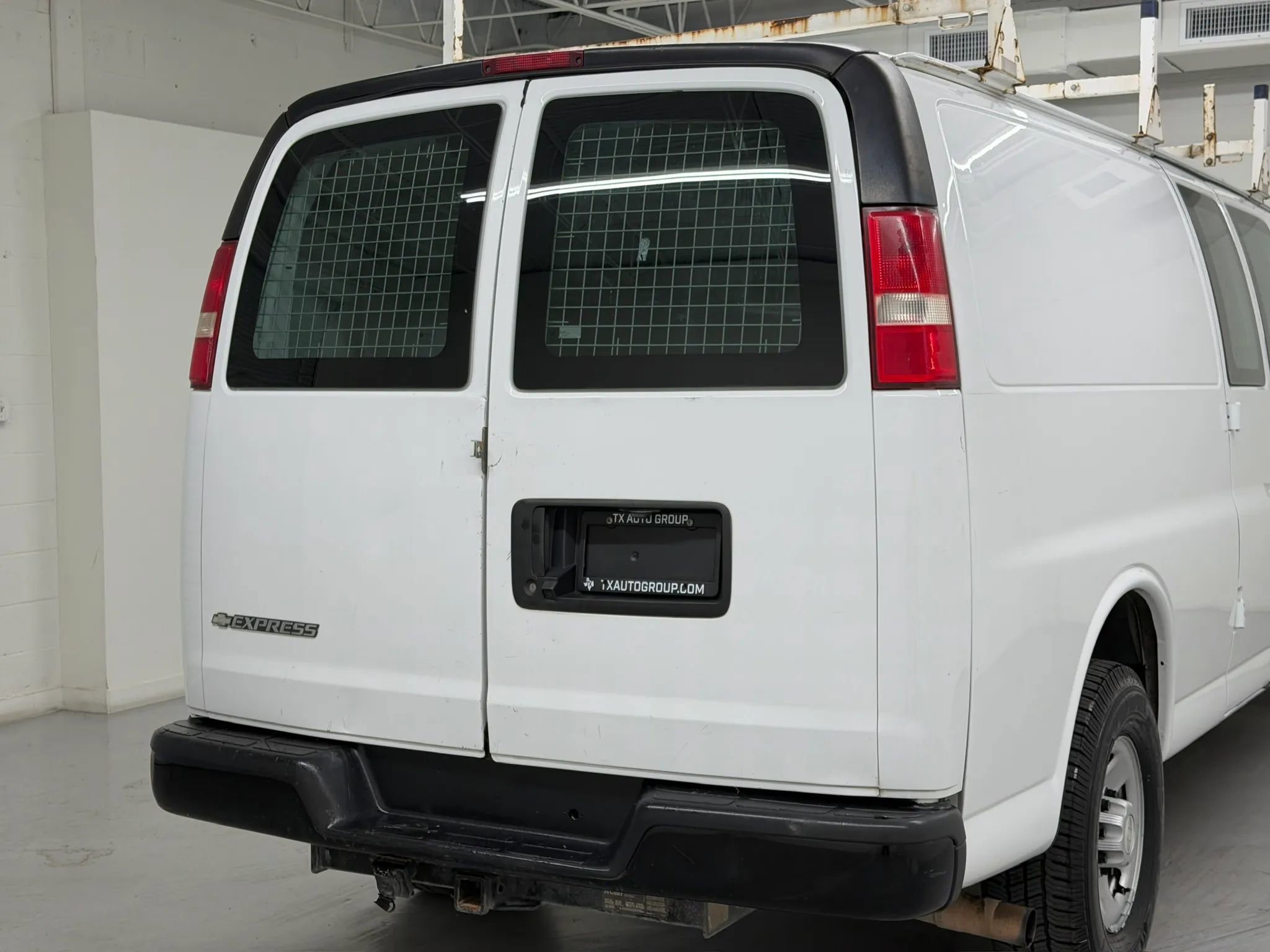 Used 2018 Chevrolet Express 3500 Extended w/ Driver Convenience Package RWD image 24