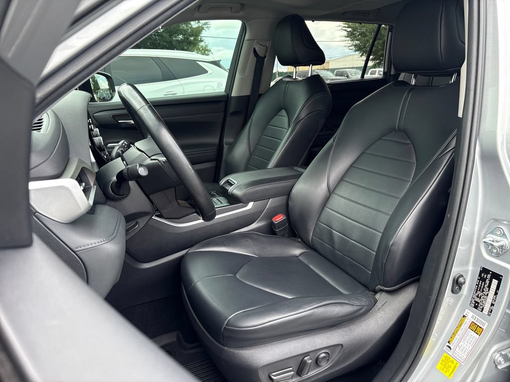 Used 2020 Toyota Highlander XLE AWD/4WD image 14