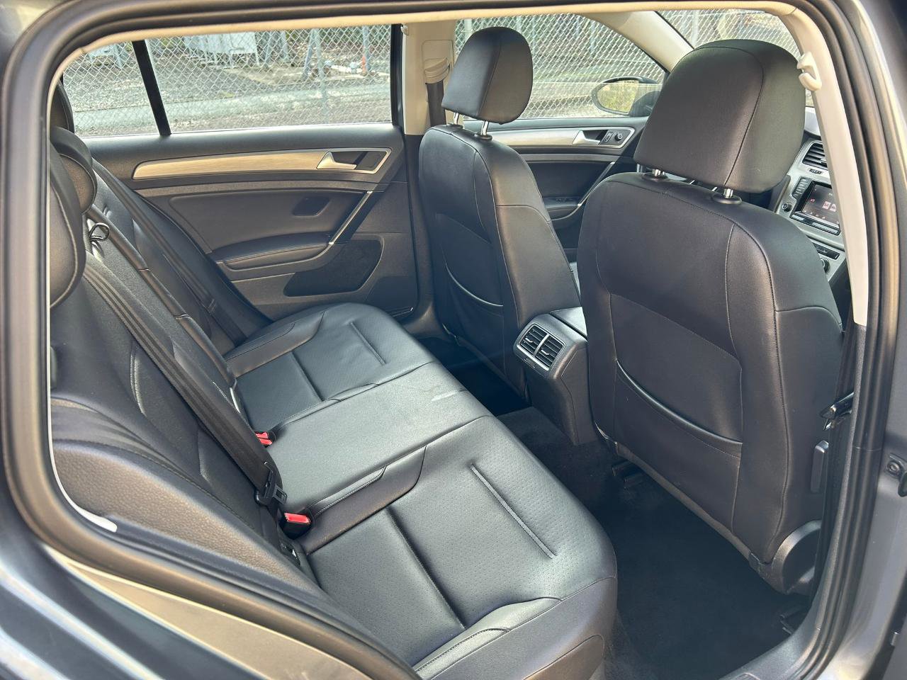 Used 2015 Volkswagen Golf TDI SE image 16