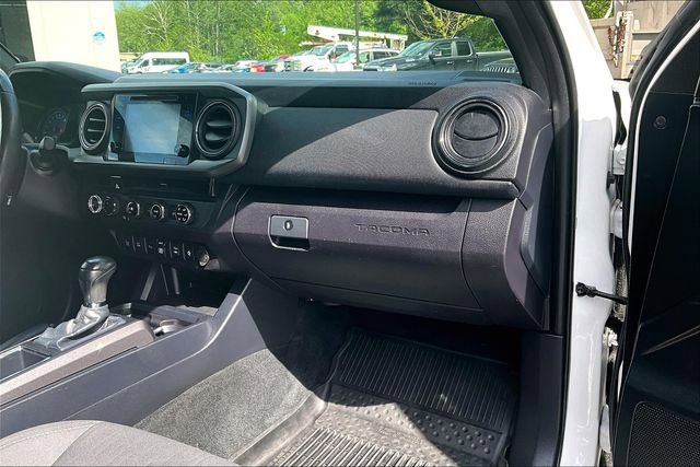 Used 2018 Toyota Tacoma TRD Off-Road w/ Technology Package AWD/4WD image 17