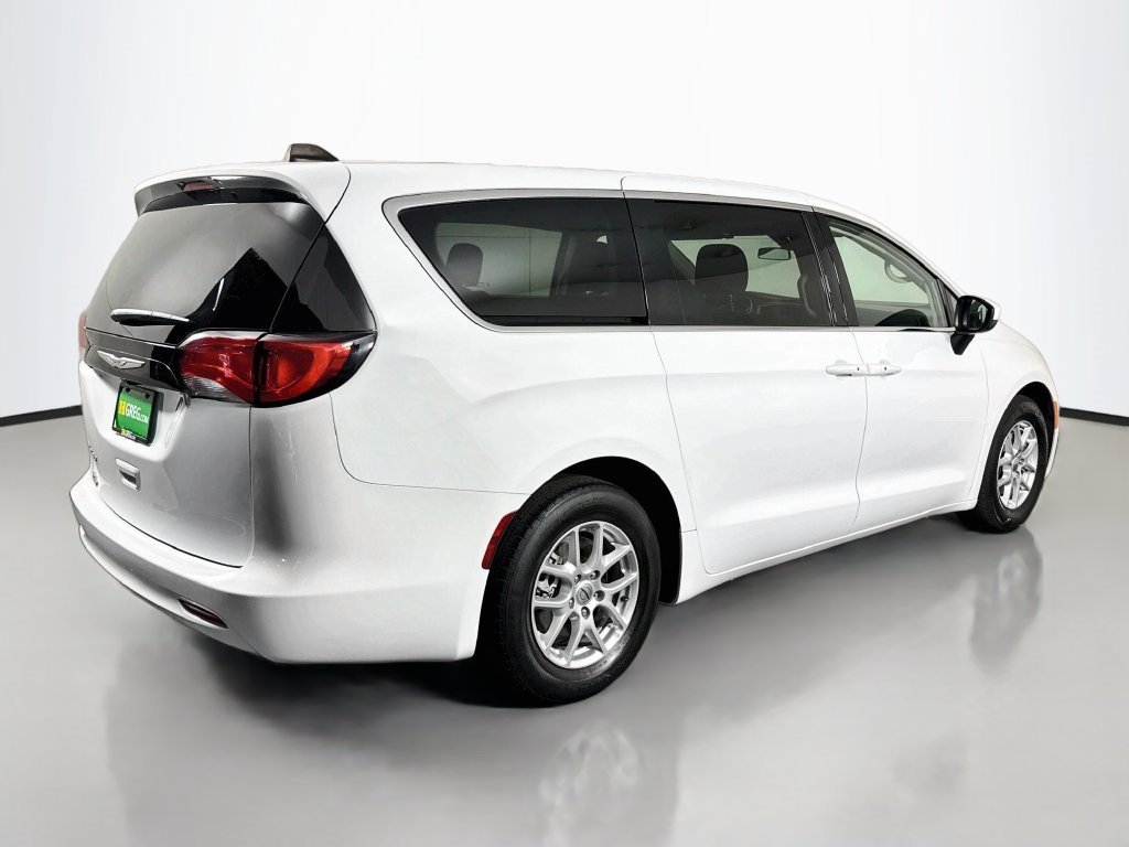 Used 2022 Chrysler Voyager LX FWD image 10