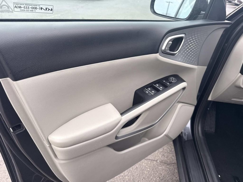 Used 2023 Kia Soul LX image 16