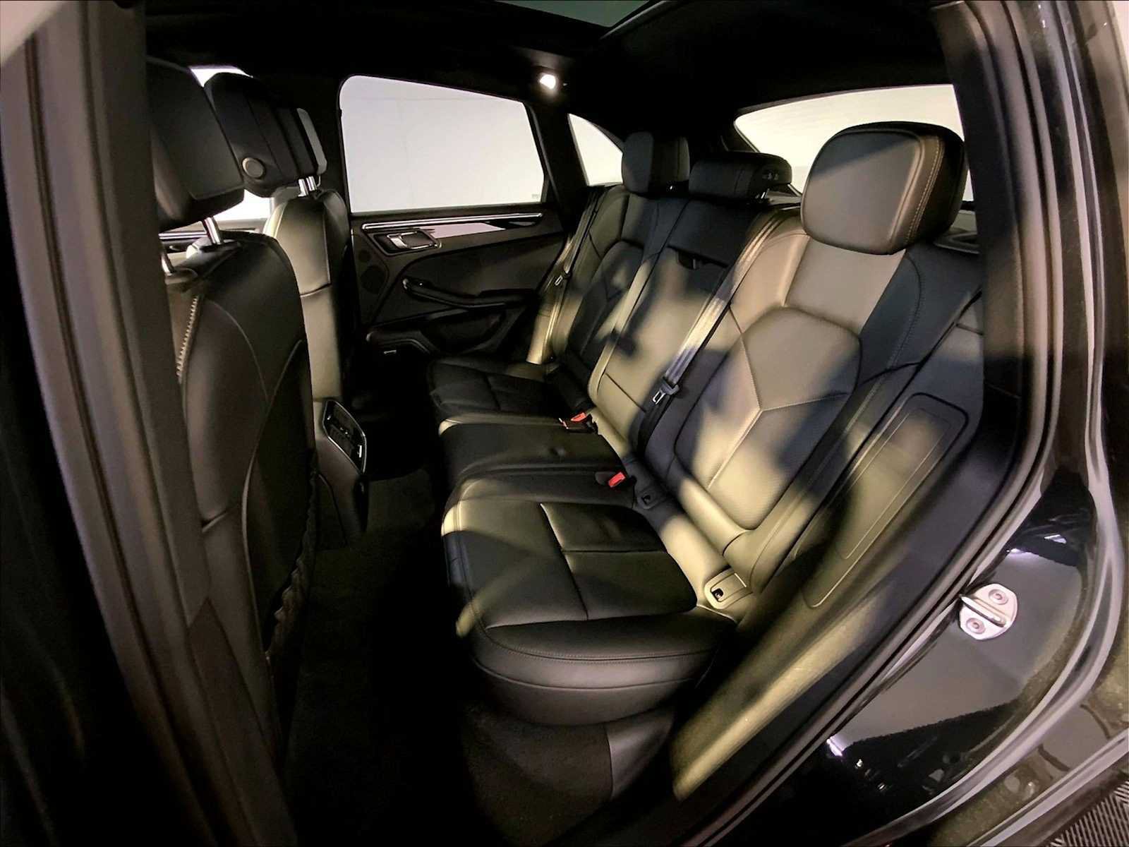 Certified 2026 Porsche Macan AWD/4WD image 24