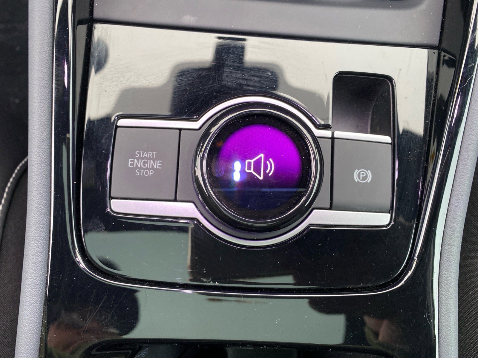 Used 2025 Volkswagen Tiguan SEL R-Line image 12