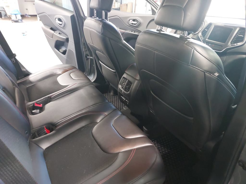 Used 2019 Jeep Cherokee Trailhawk w/ Comfort/Convenience Group AWD/4WD image 11