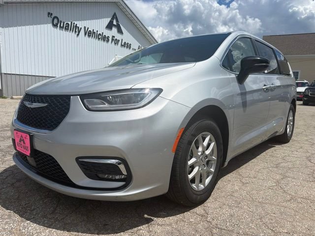 Used 2024 Chrysler Pacifica Touring-L FWD image 12