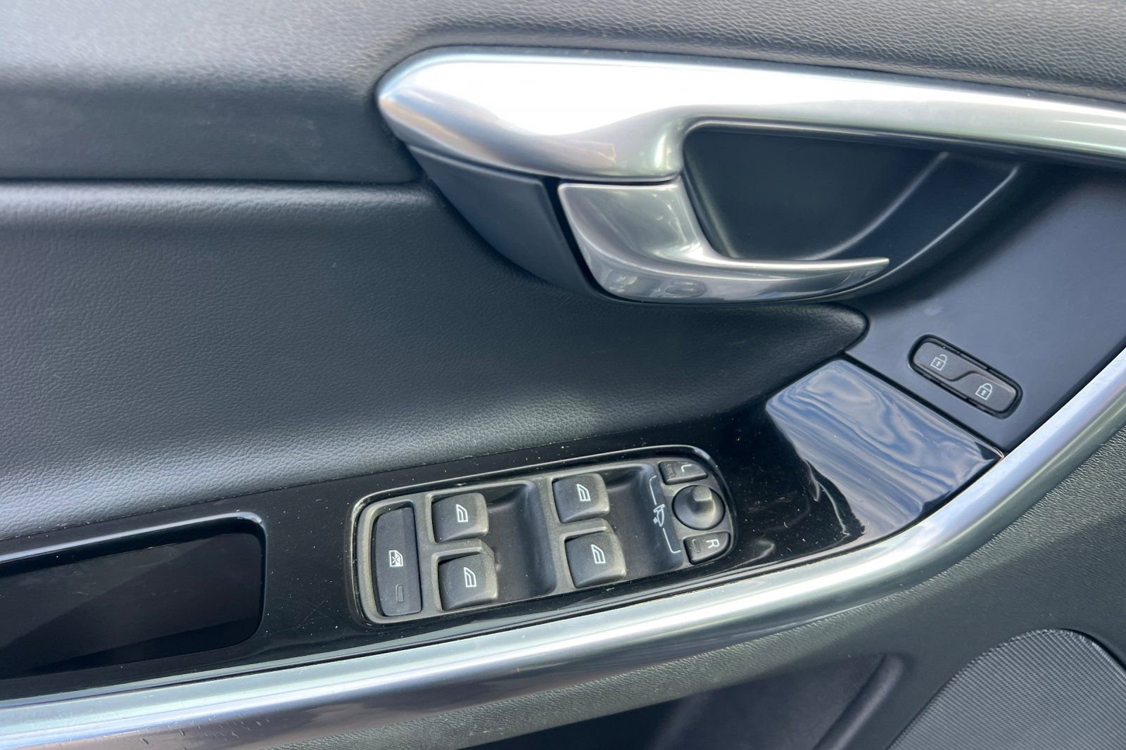 Used 2015 Volvo XC60 T5 image 8