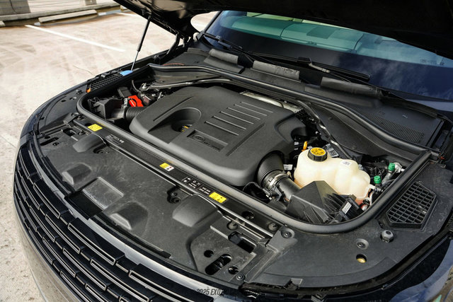 Used 2025 Land Rover Range Rover Long Wheelbase SE image 16