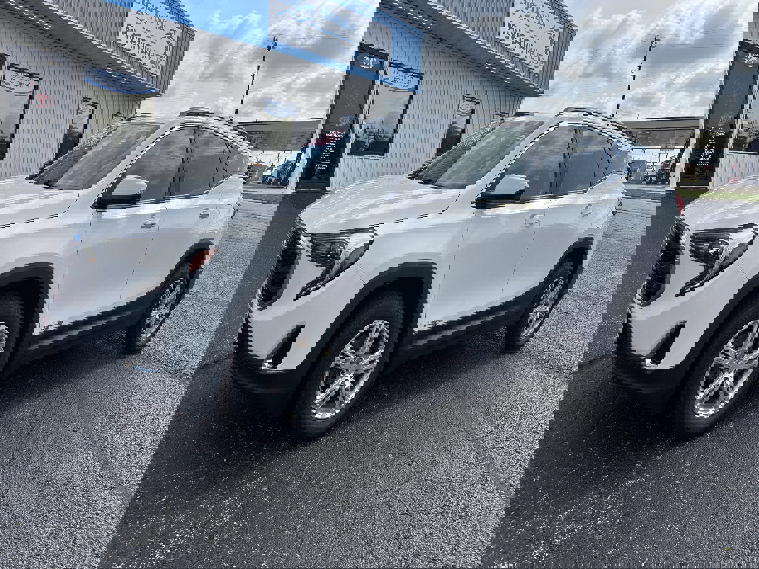 Used 2019 GMC Terrain SLE w/ Driver Convenience Package image 2