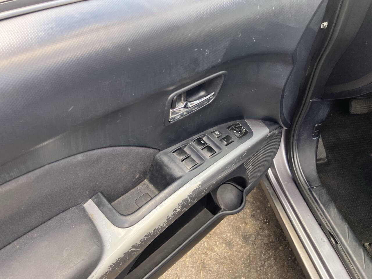 Used 2009 Mitsubishi Outlander ES image 26