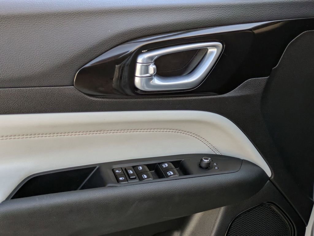 Used 2025 Jeep Compass Limited image 13