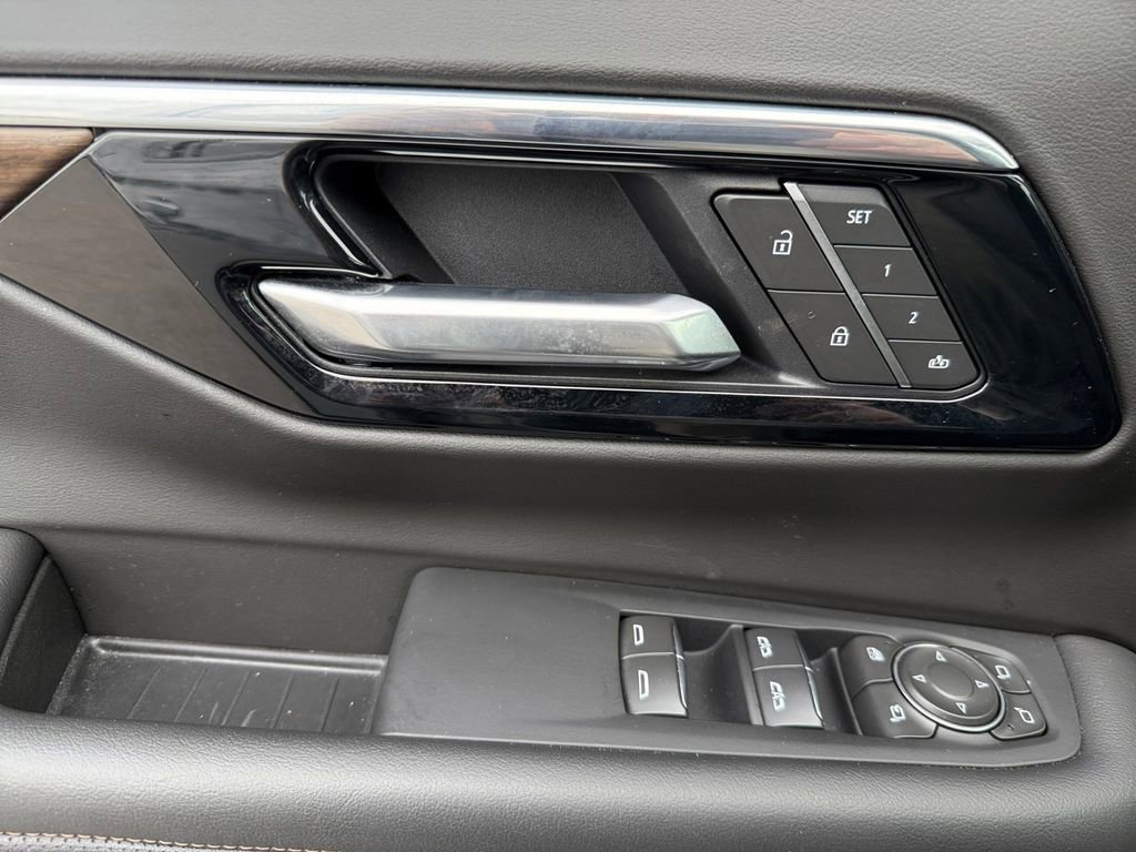 Certified 2025 Chevrolet Suburban High Country image 26