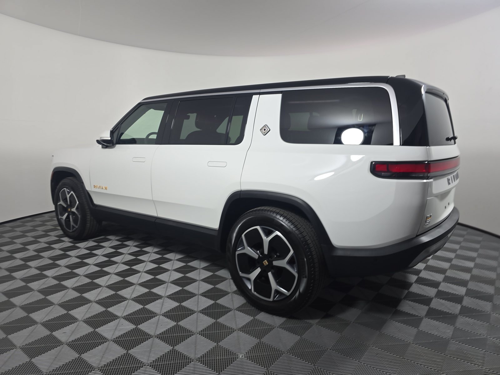 Used 2024 Rivian R1S Adventure Quad AWD/4WD image 3