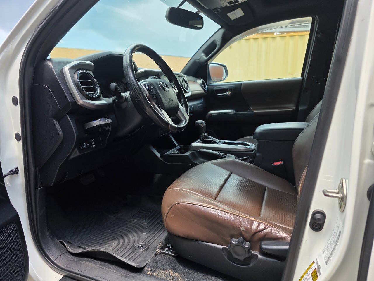 Used 2016 Toyota Tacoma Limited w/ Towing Package AWD/4WD image 14