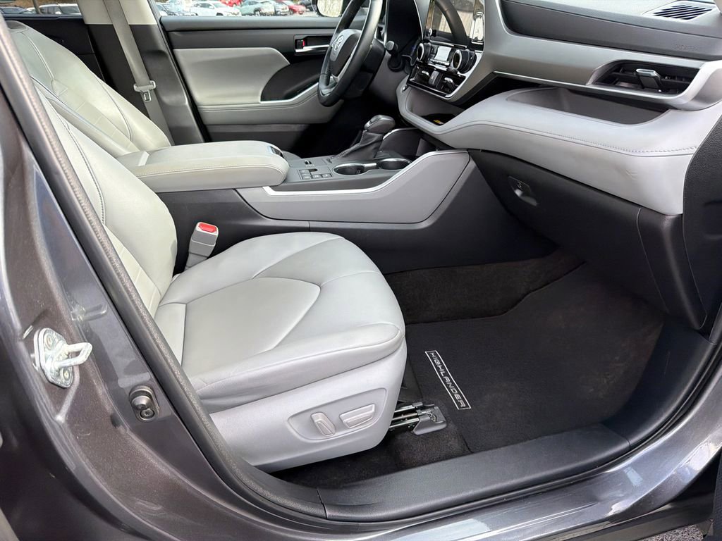 Used 2023 Toyota Highlander XLE image 13