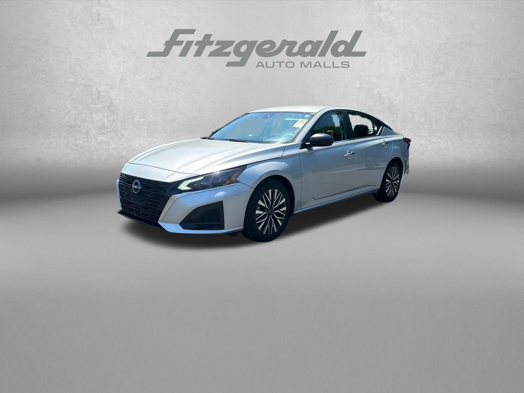 Used 2025 Nissan Altima 2.5 SV FWD image 3
