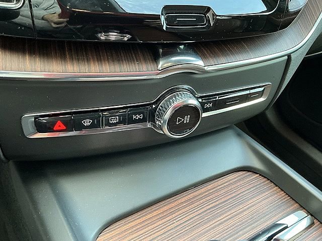 Used 2023 Volvo XC60 B5 Ultimate w/ Climate Package image 24