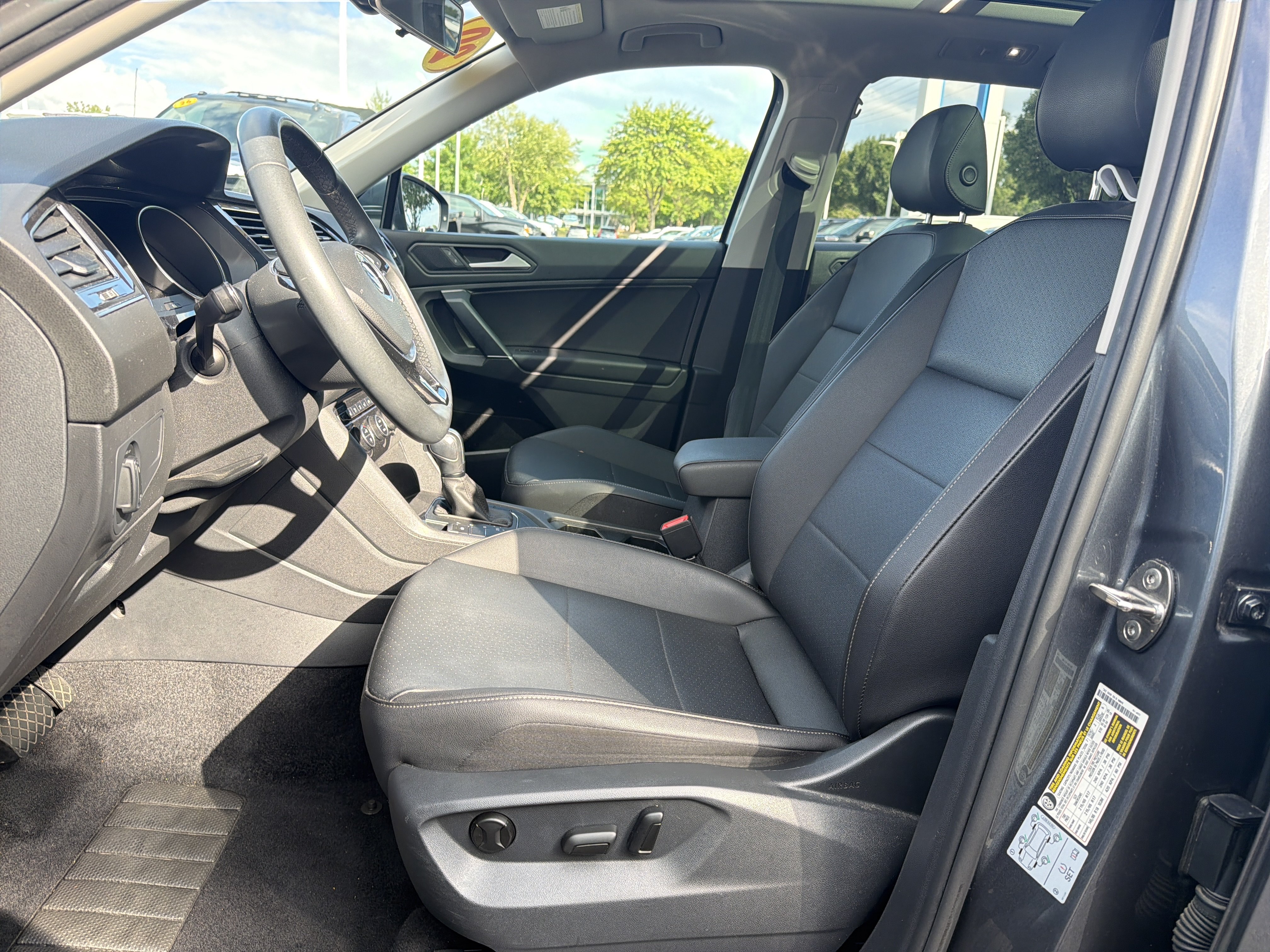 Used 2020 Volkswagen Tiguan SE w/ Panoramic Sunroof Package FWD image 15