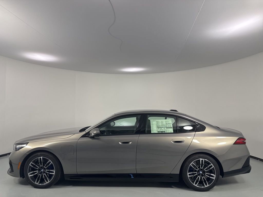 New 2027 BMW 550e xDrive AWD/4WD image 4