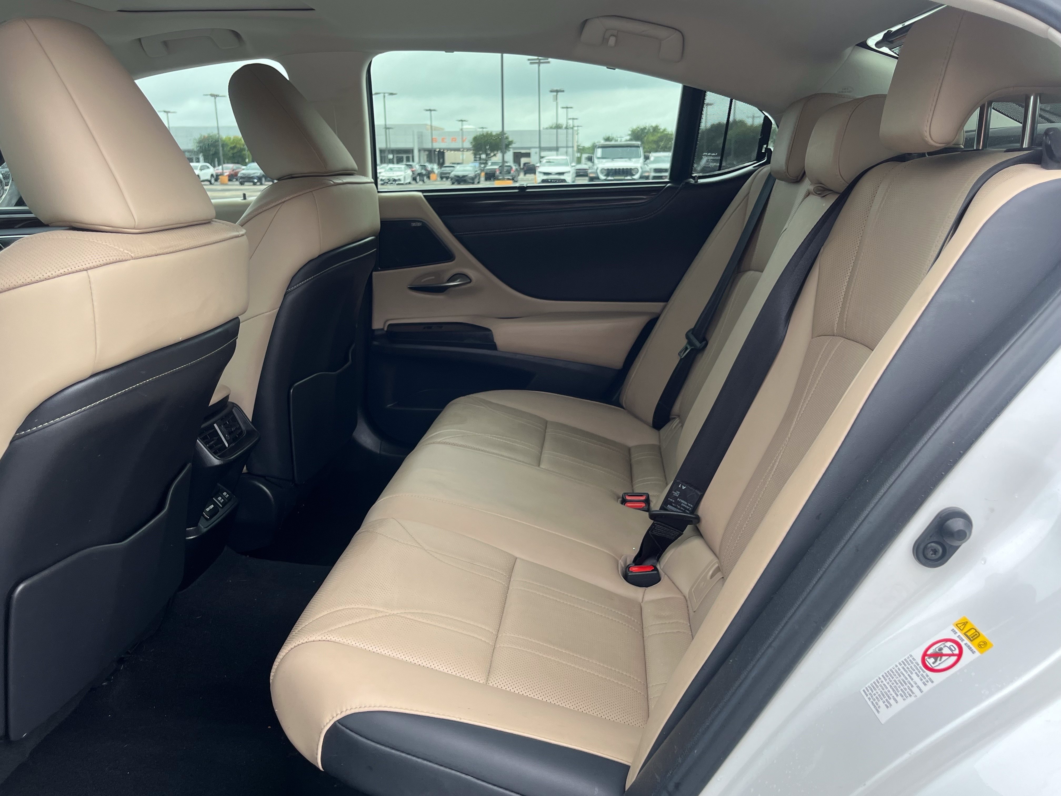 Used 2019 Lexus ES 300h Ultra Luxury w/ Accessory Package 2 FWD image 30