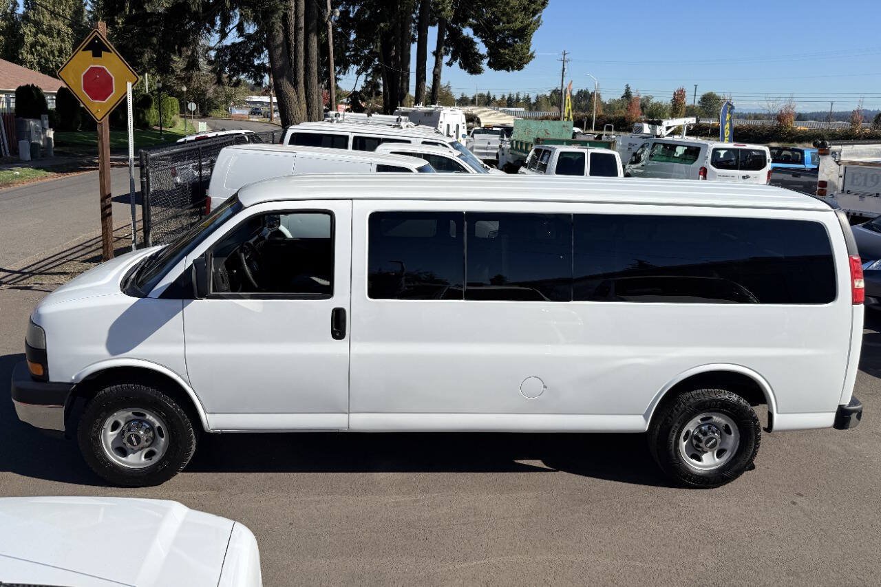Used 2008 GMC Savana 3500 Extended Passenger w/ LT Preferred Equipment Group RWD image 5