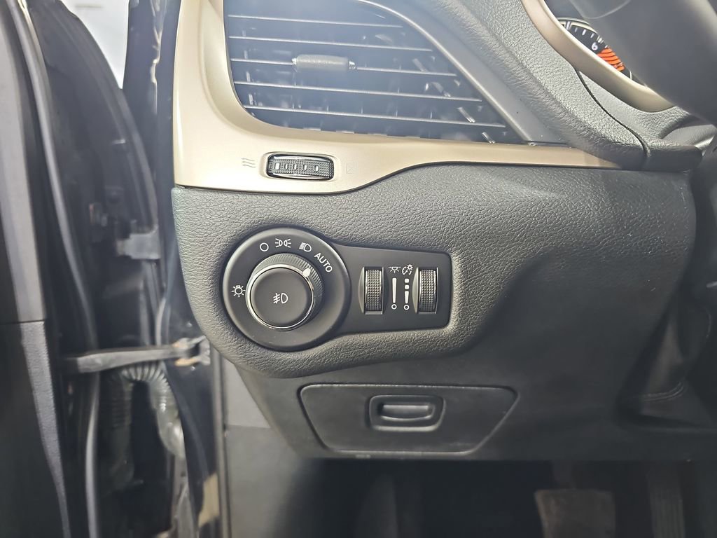 Used 2016 Jeep Cherokee Limited AWD/4WD image 31