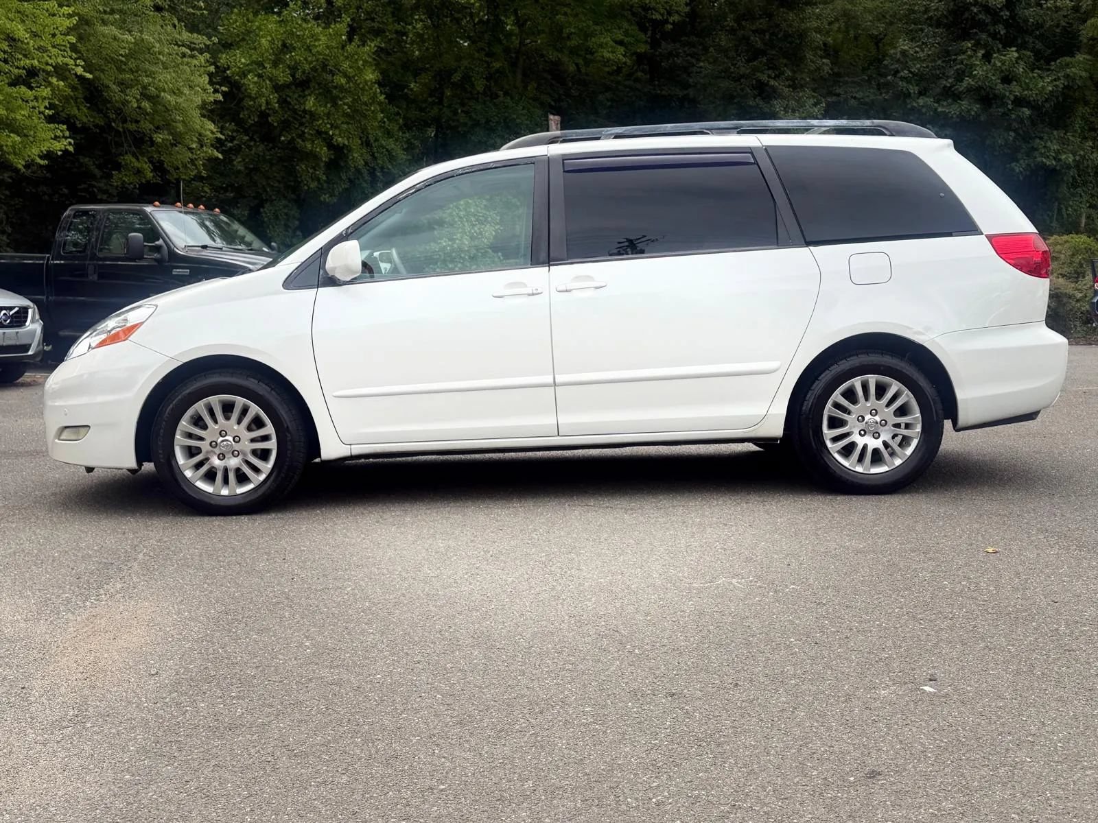 Used 2009 Toyota Sienna XLE FWD image 4