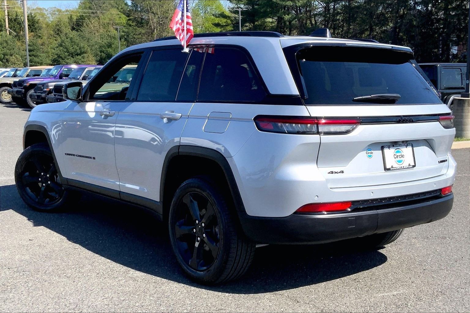Certified 2025 Jeep Grand Cherokee Limited w/ Black Appearance Package AWD/4WD image 11