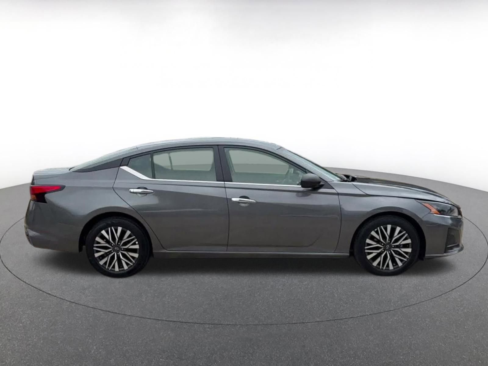 Used 2025 Nissan Altima 2.5 SV FWD image 16
