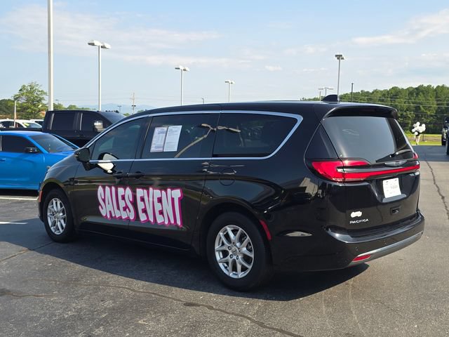 Used 2024 Chrysler Pacifica Touring-L FWD image 5