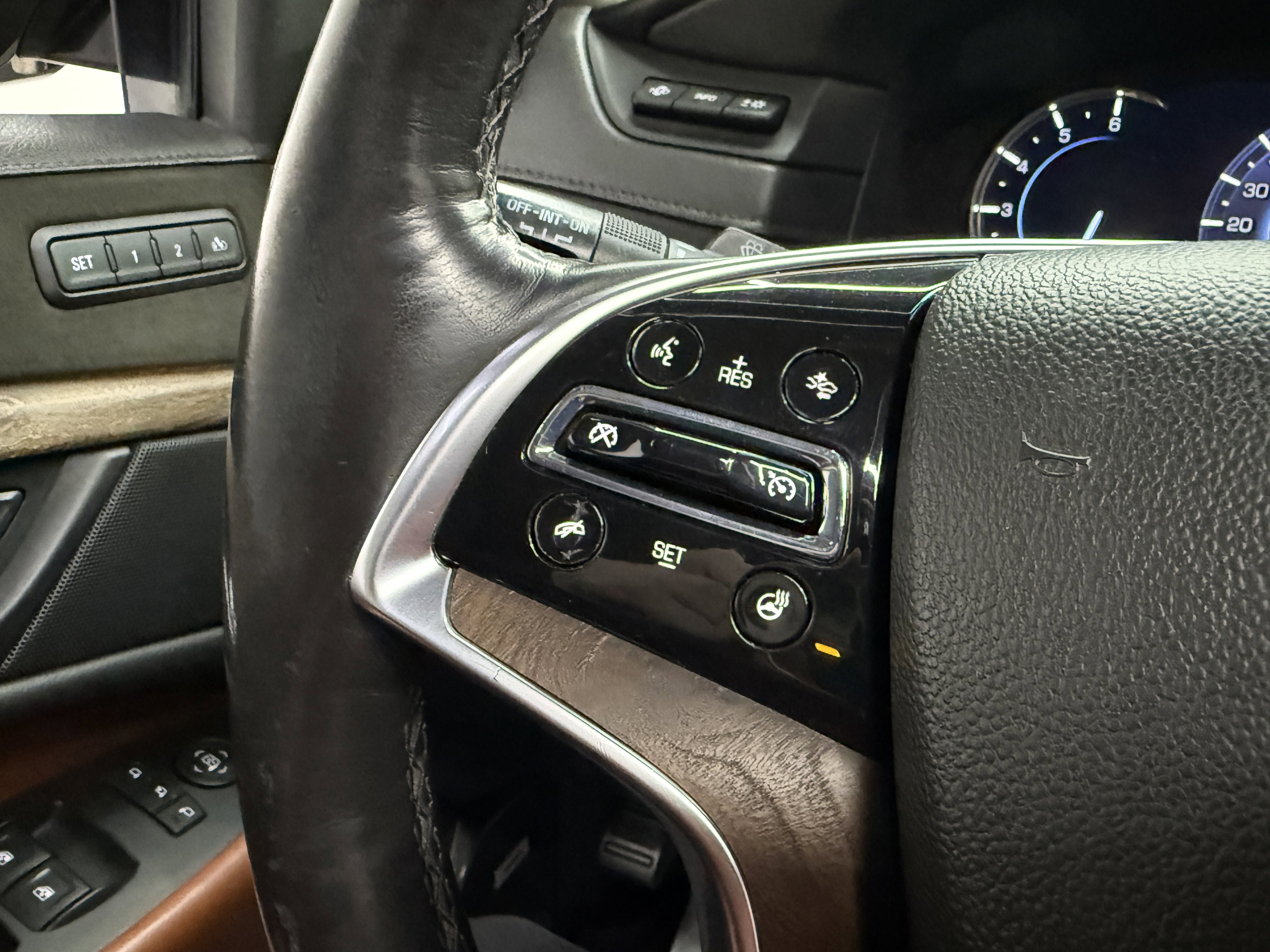 Used 2018 Cadillac Escalade Luxury AWD/4WD image 18
