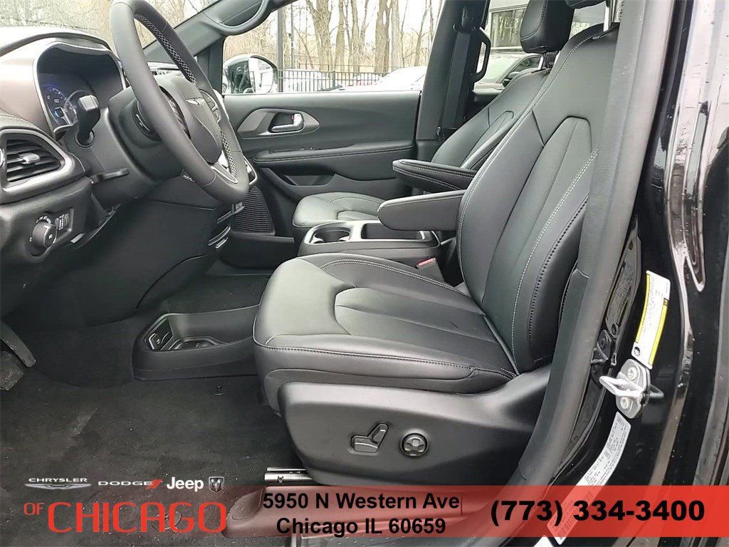 New 2025 Chrysler Pacifica Select AWD/4WD image 14