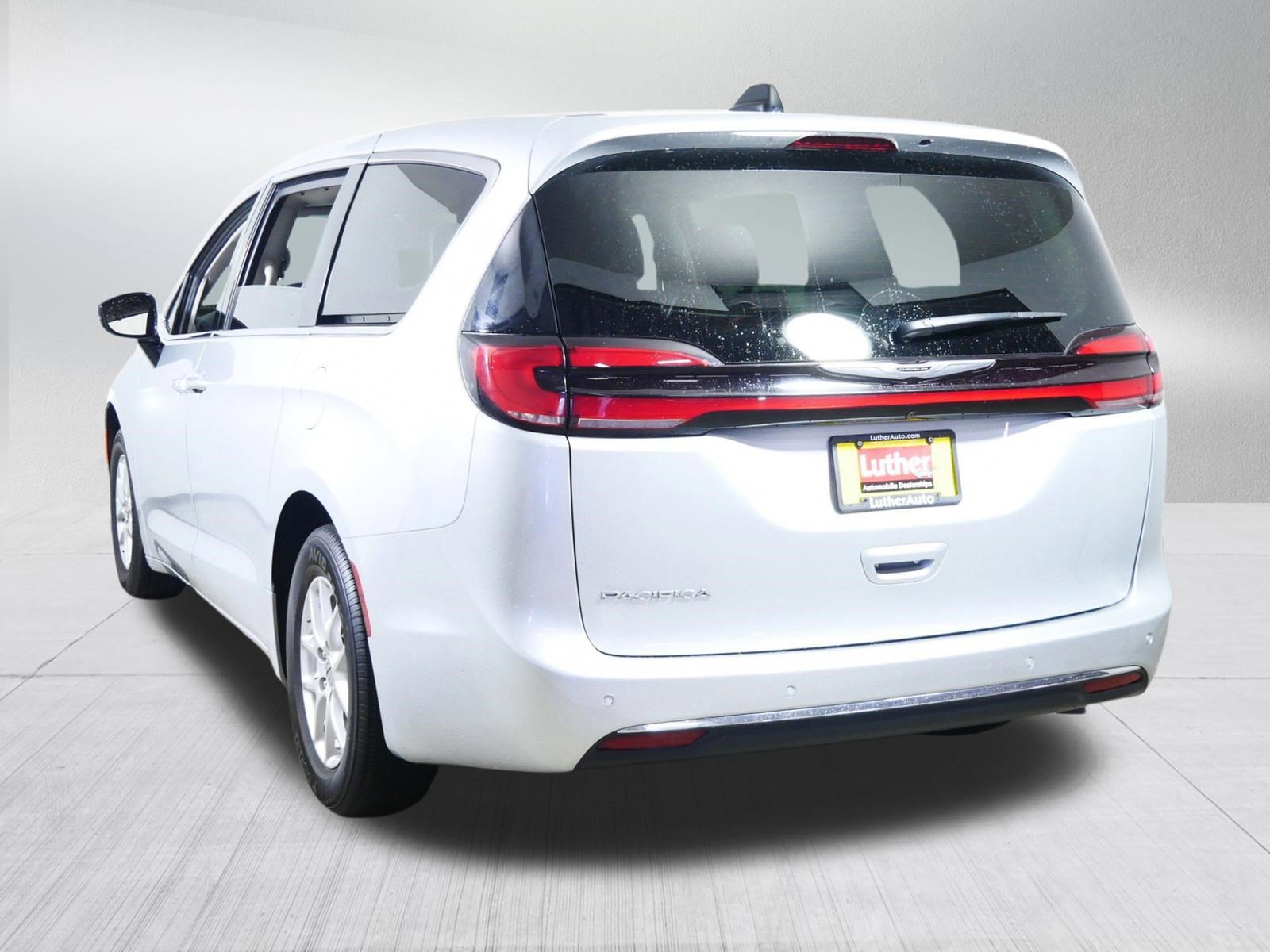 Used 2024 Chrysler Pacifica Touring-L image 5