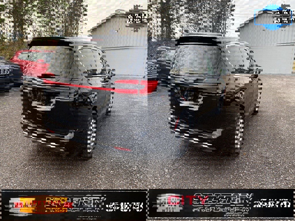 Used 2024 Chrysler Pacifica Touring-L image 5