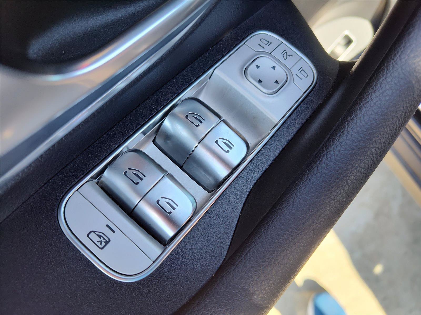 Used 2025 Mercedes-Benz GLE 350 4MATIC image 16