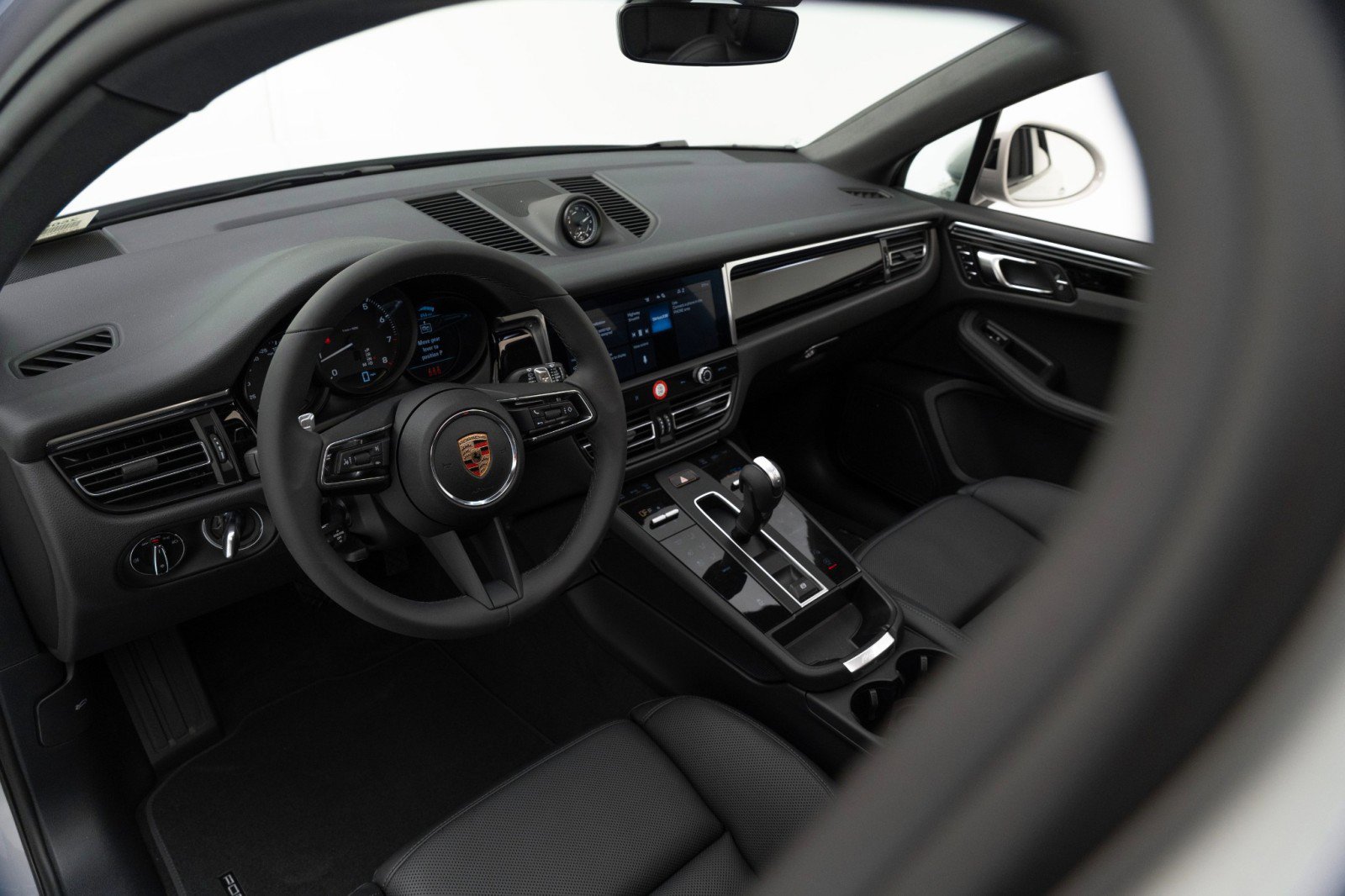 New 2025 Porsche Macan image 4