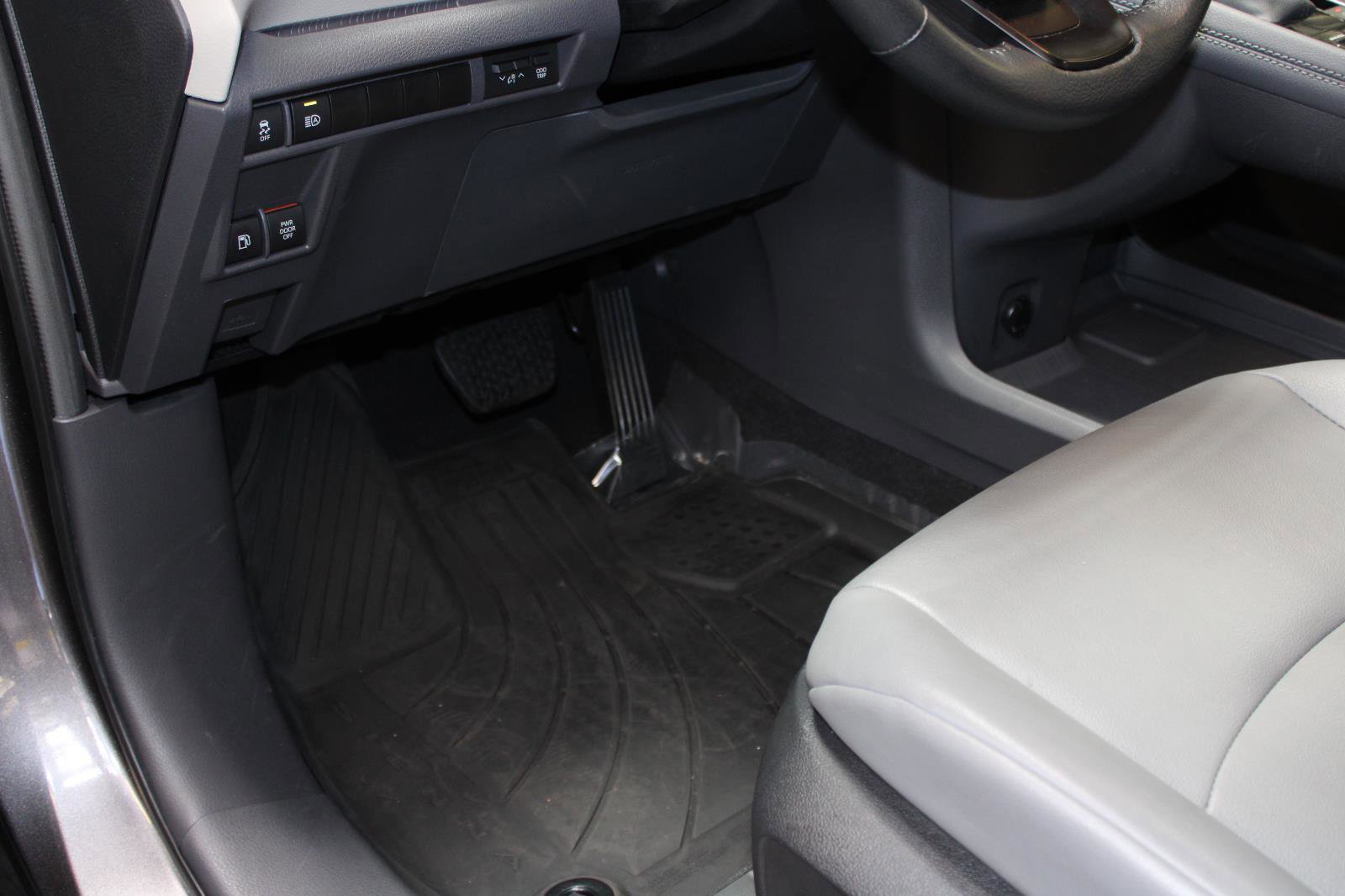 Used 2024 Toyota Sienna XLE AWD/4WD image 43