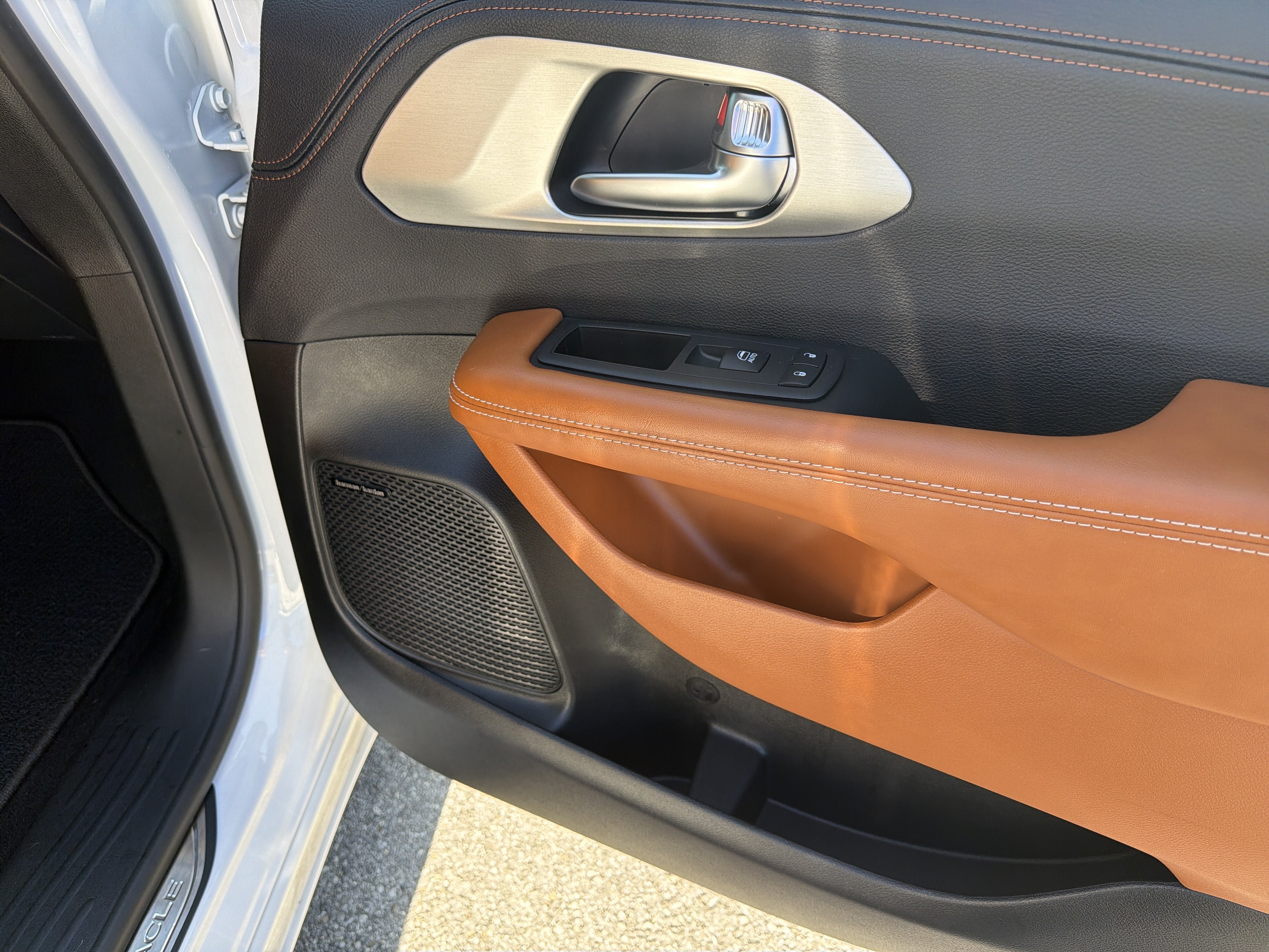 Used 2025 Chrysler Pacifica Pinnacle FWD image 29