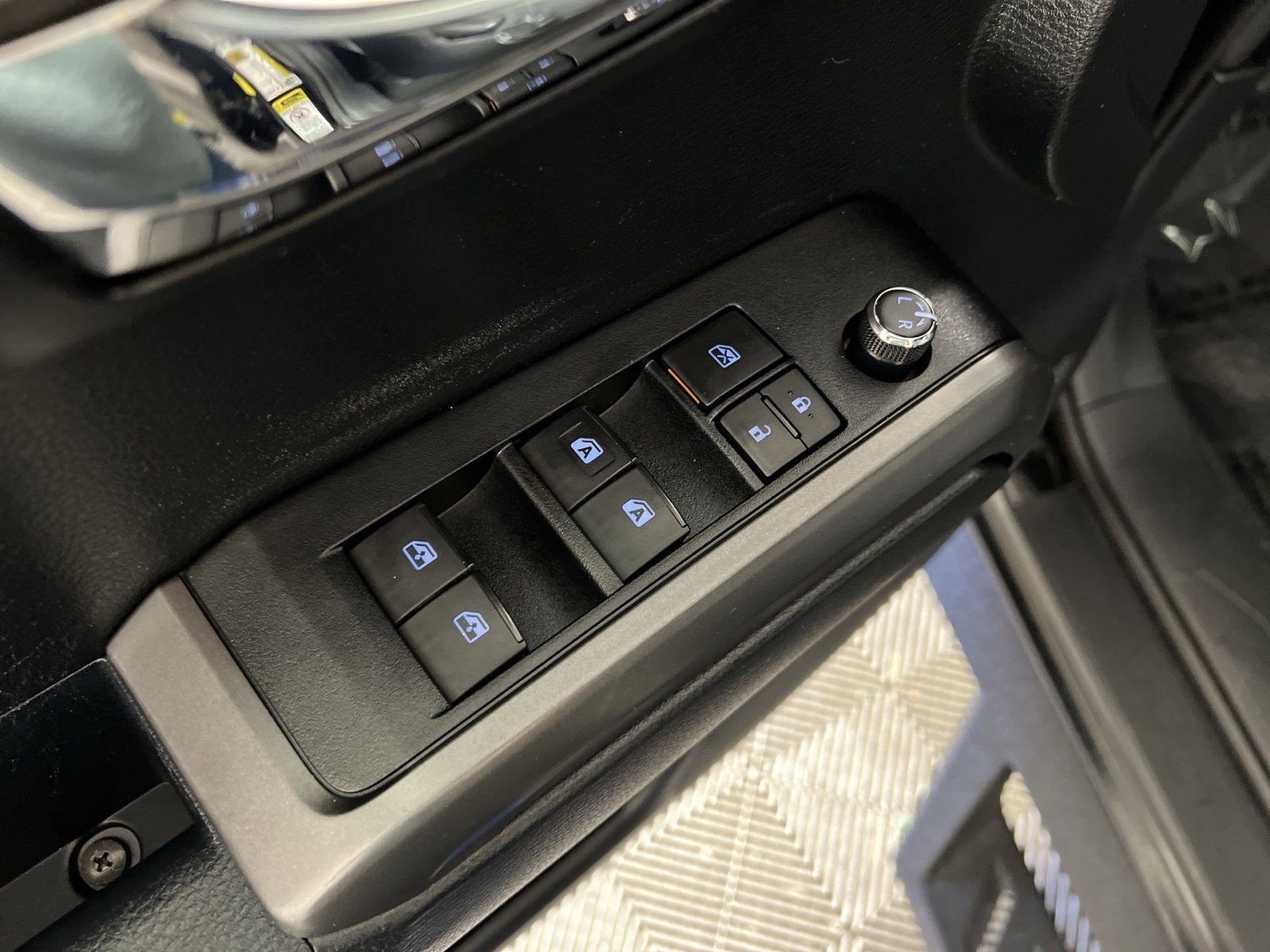 Used 2017 Toyota Tacoma TRD Off-Road w/ Tow Package (A/T) image 15