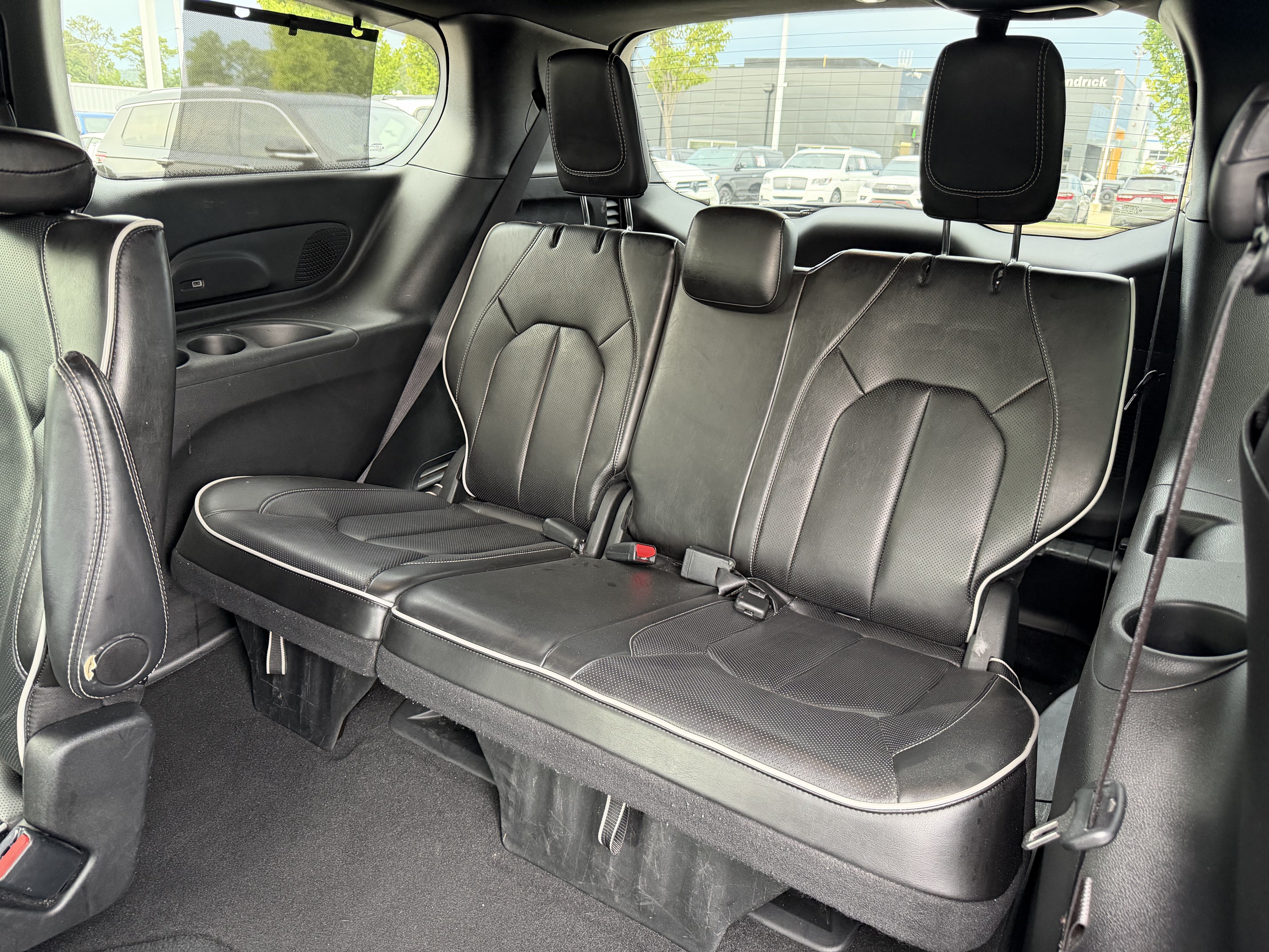 Used 2025 Chrysler Pacifica Limited FWD image 34