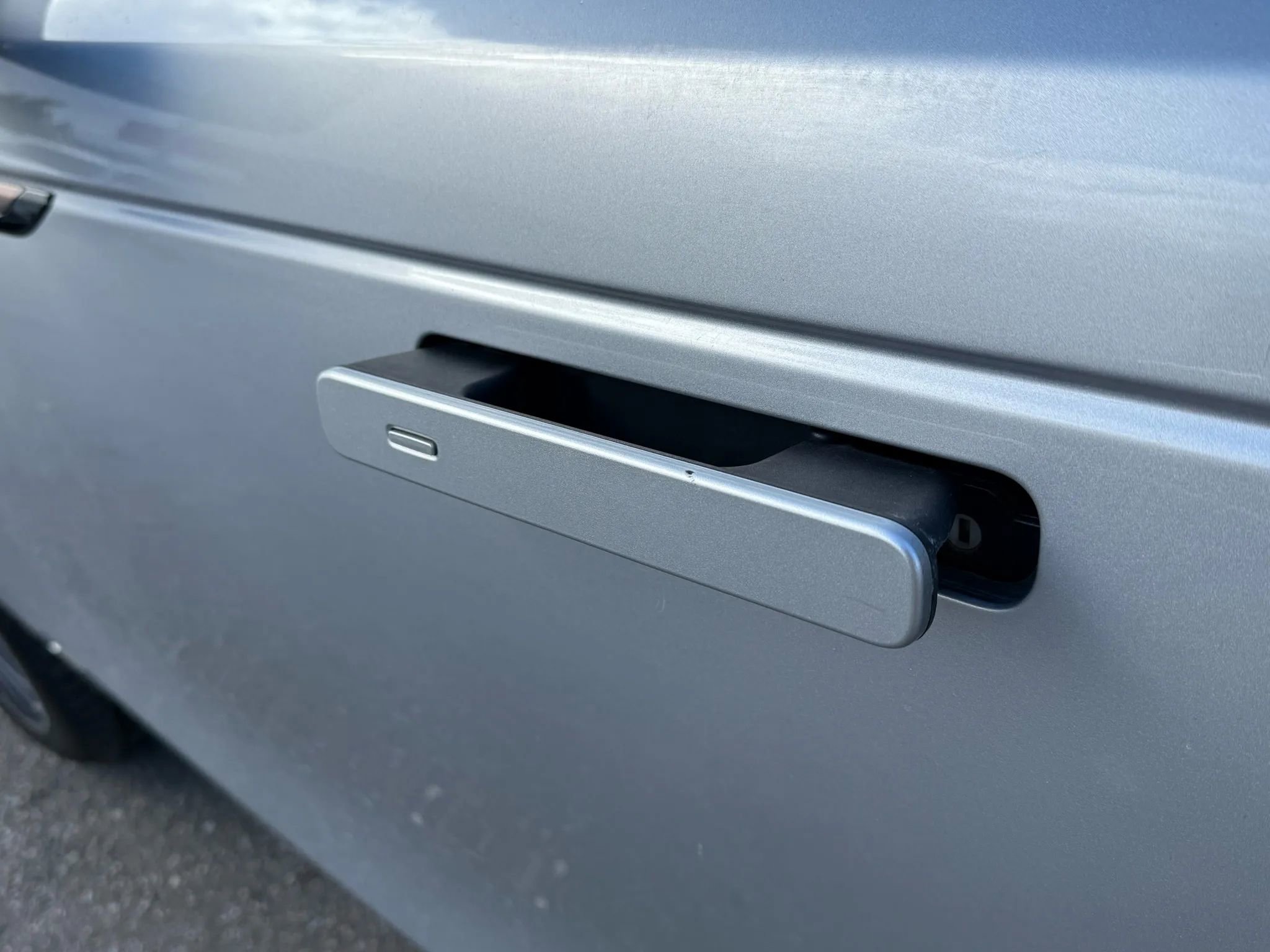 Used 2018 Land Rover Range Rover Velar R-Dynamic SE image 16