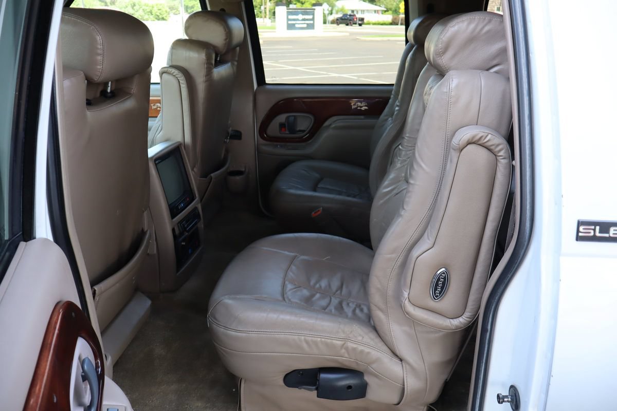 Used 1999 GMC Suburban 4WD w/ Convenience Group image 18