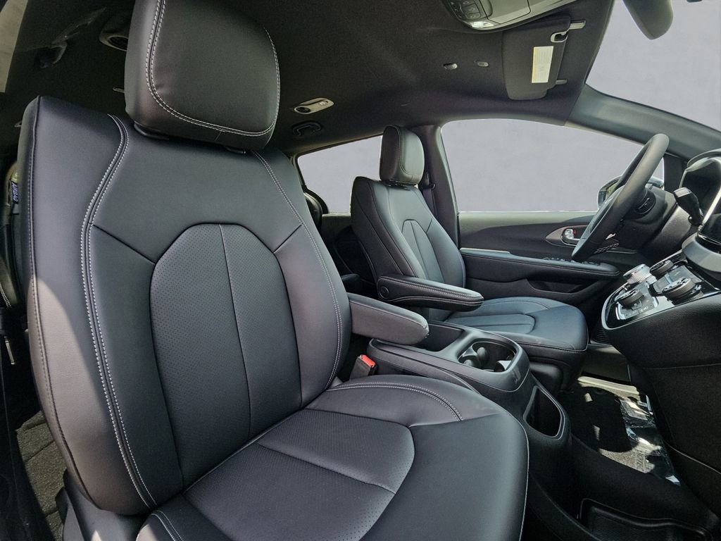 New 2025 Chrysler Voyager LX image 30