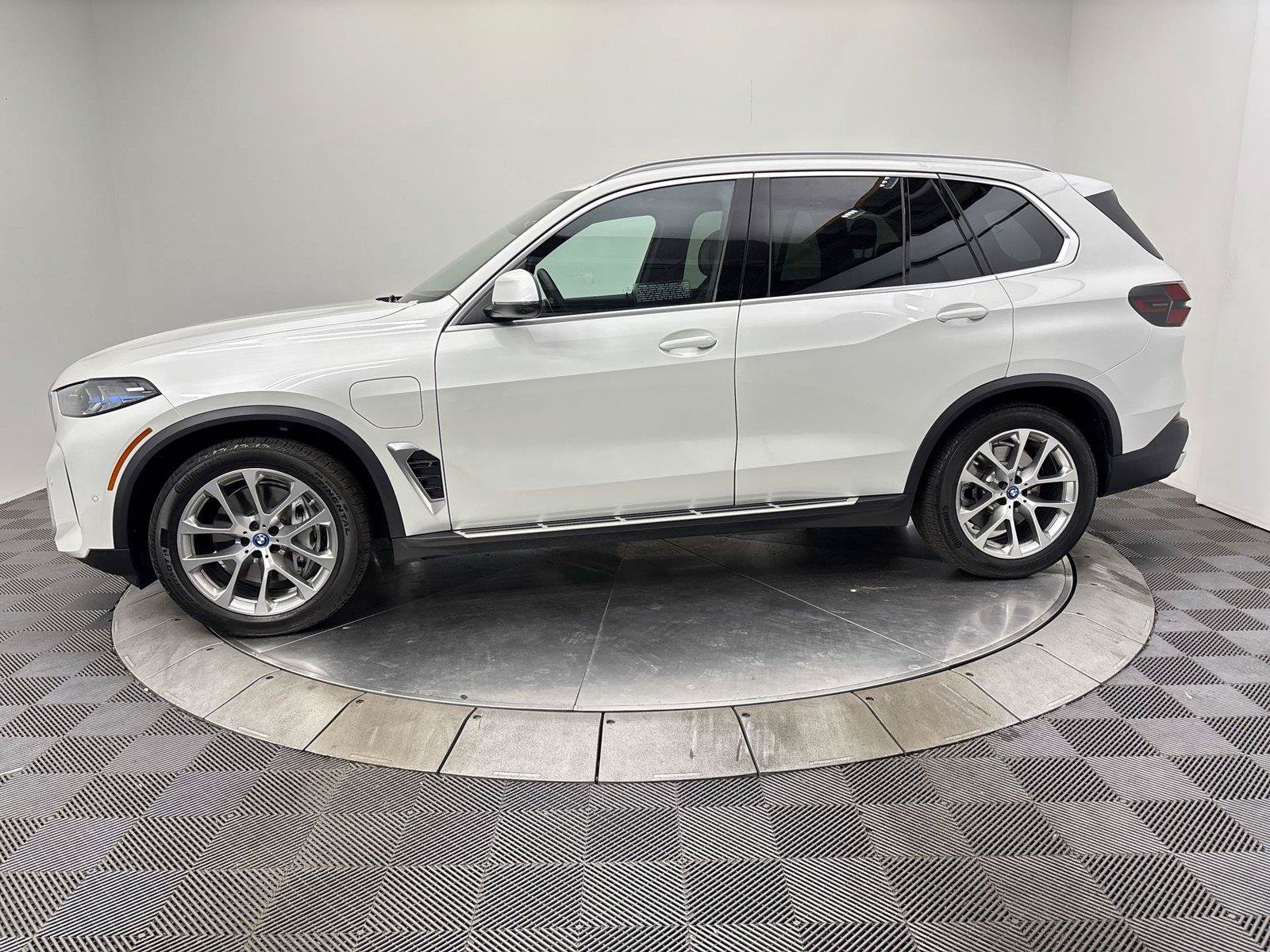 Used 2024 BMW X5 xDrive50e w/ Premium Package AWD/4WD image 16