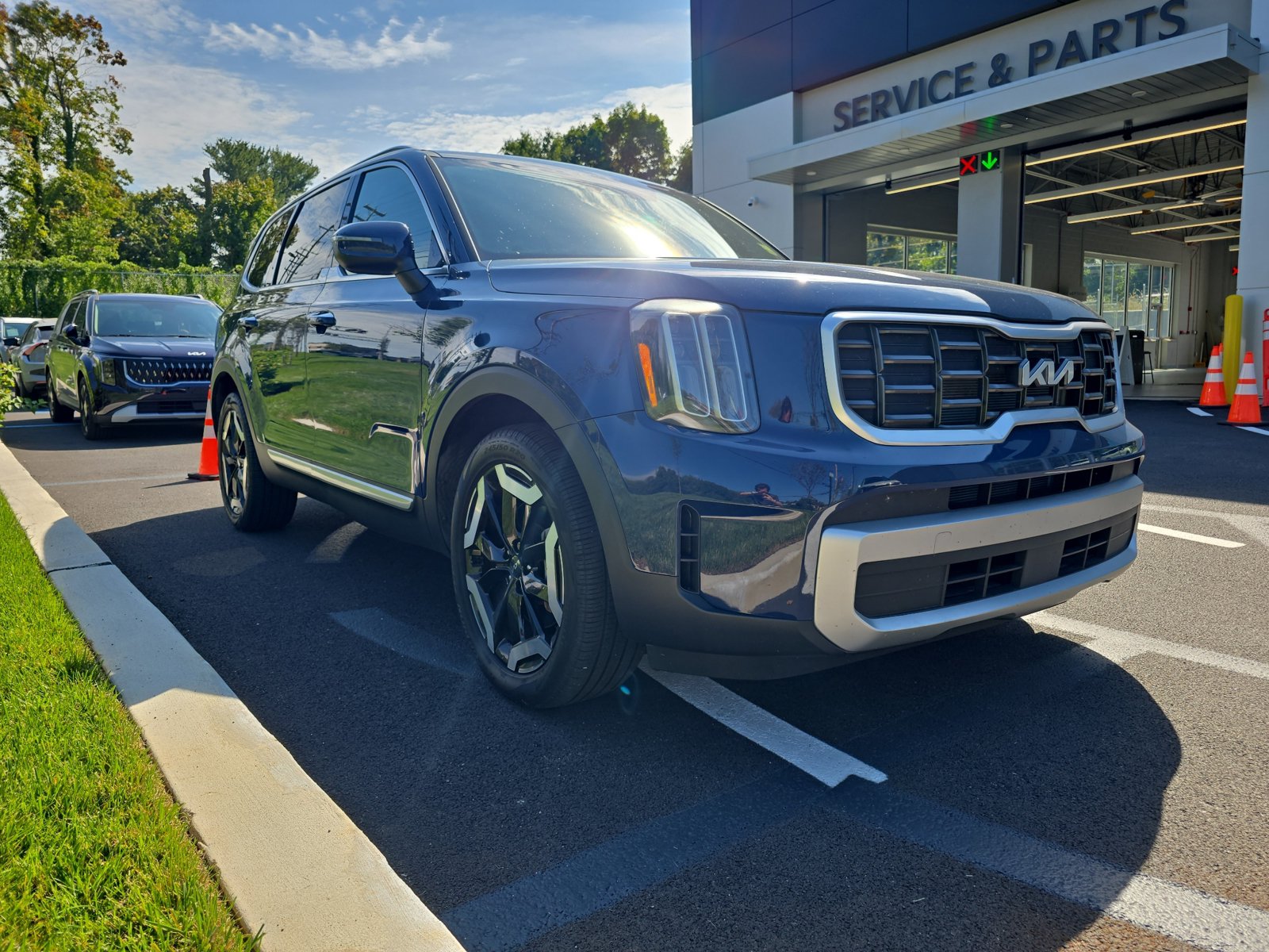 Used 2023 Kia Telluride S w/ S Sunroof Package AWD/4WD image 2