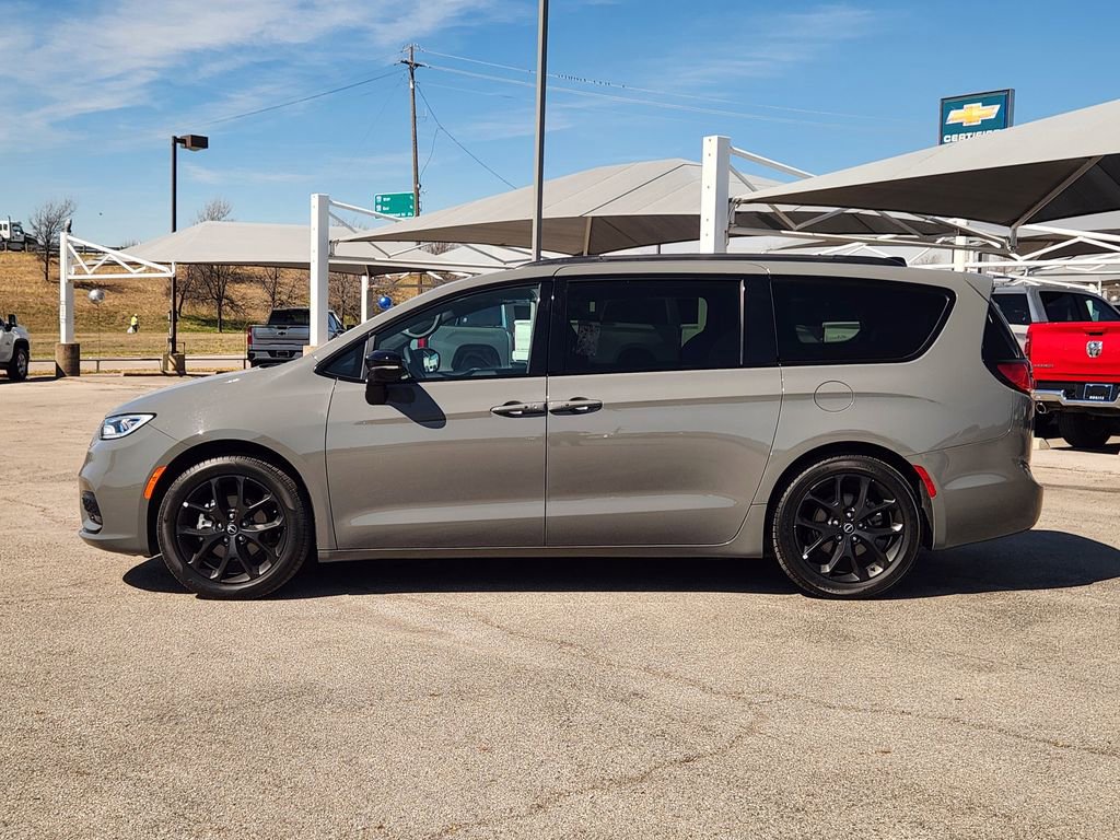 Used 2025 Chrysler Pacifica Limited image 4