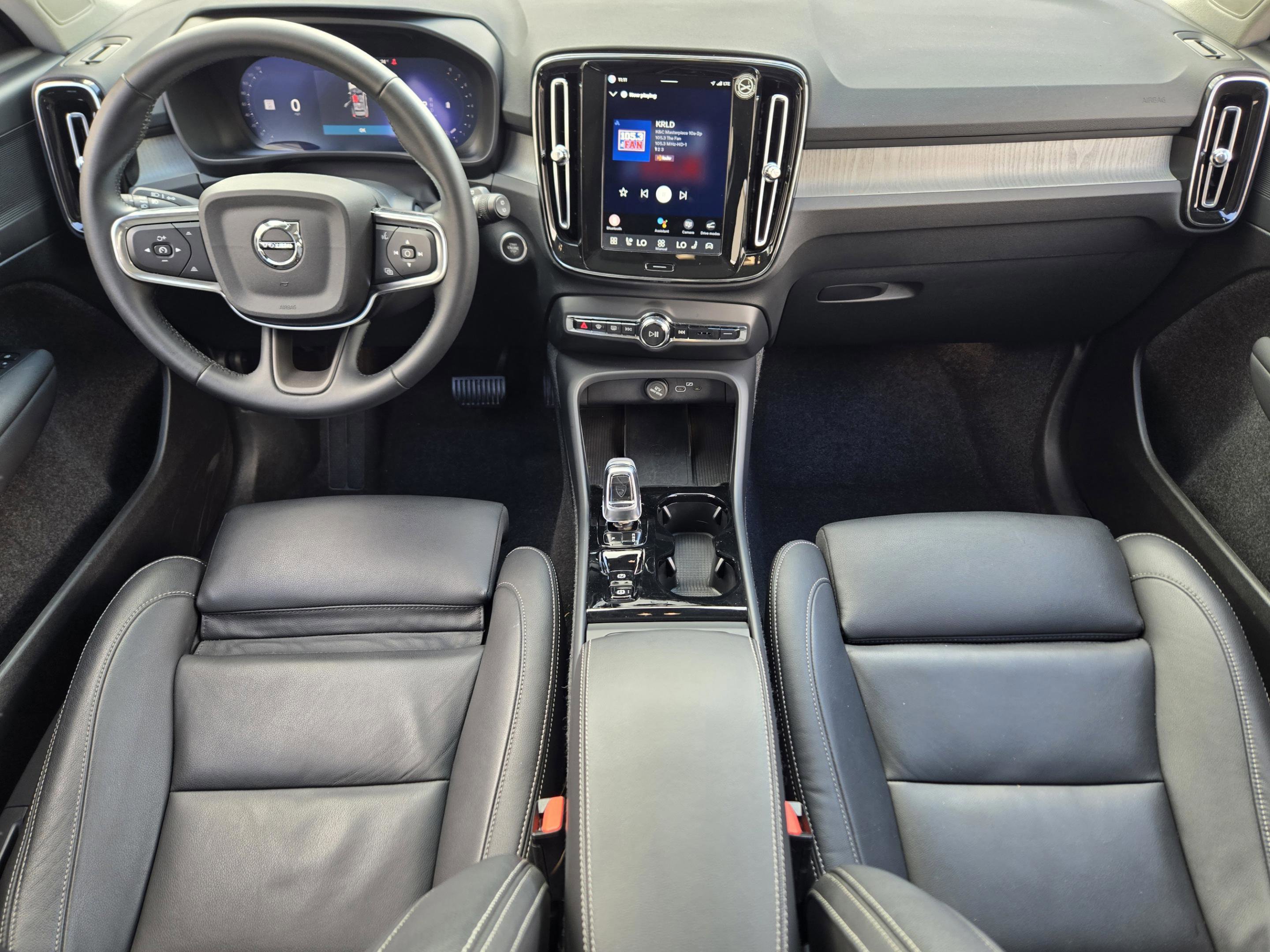 Used 2025 Volvo XC40 B5 Plus image 25