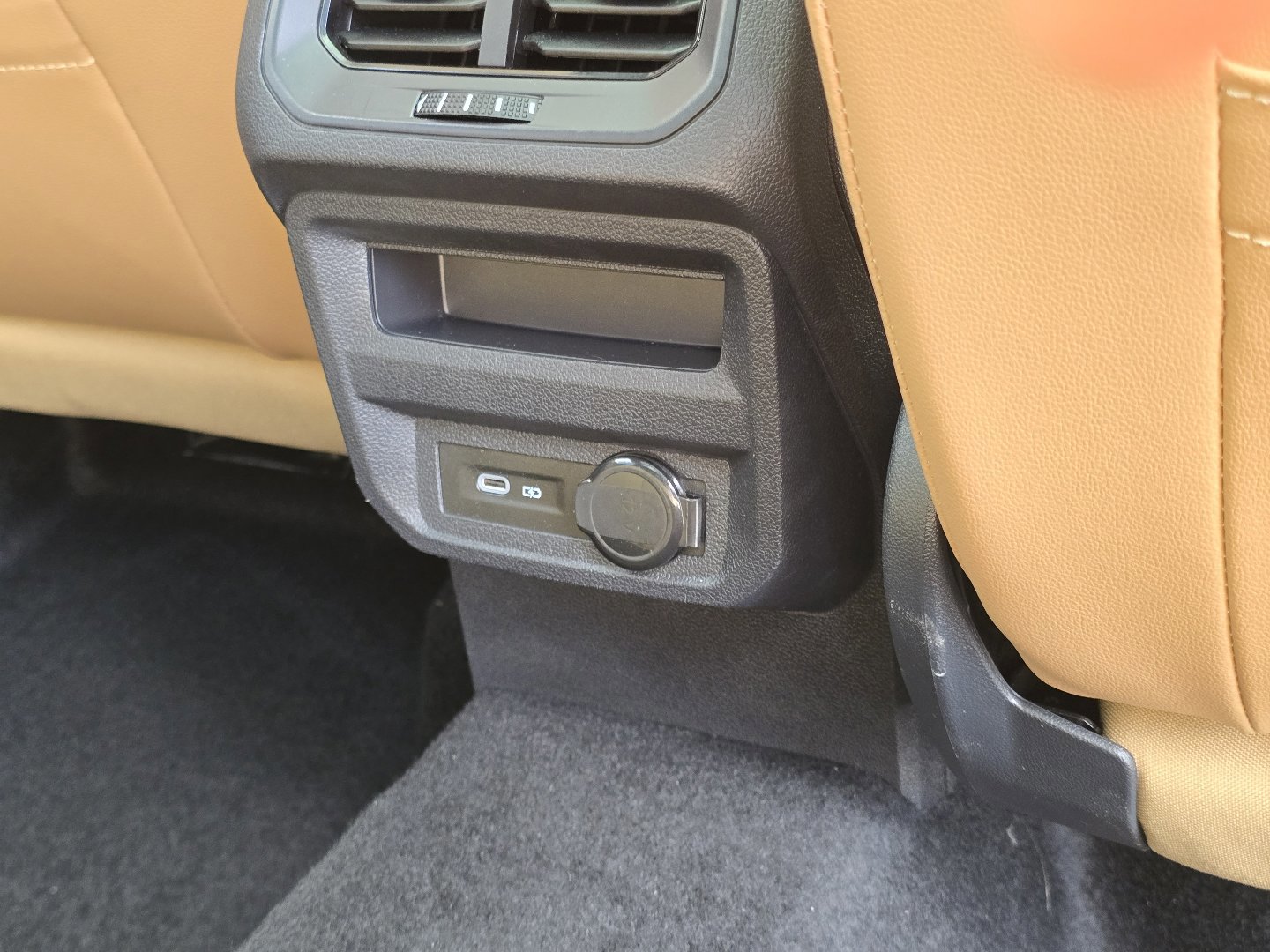 Used 2024 Volkswagen Tiguan SE R-Line image 29